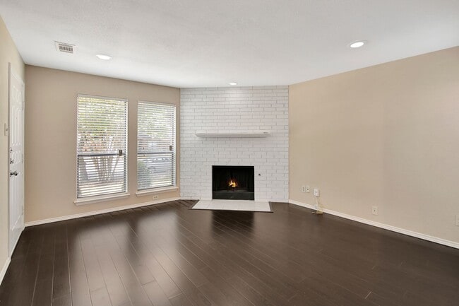 Building Photo - Premium Location at a Perfect Price.