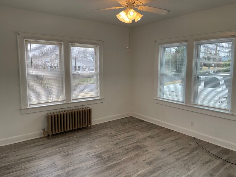 Building Photo - 512 E Frech Ave