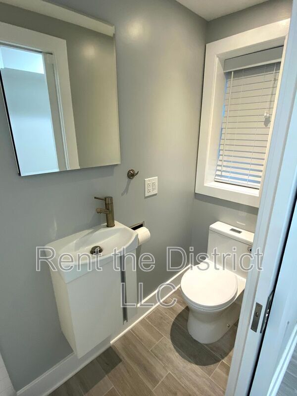 Building Photo - 1316 Staples St NE