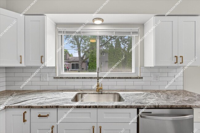 Building Photo - Rare Rental Opportunity in Southfield — Fully Renovated 4-Bedroom Brick Colonial!