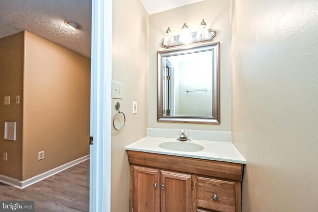 Building Photo - 105 Sunny Hill Ct
