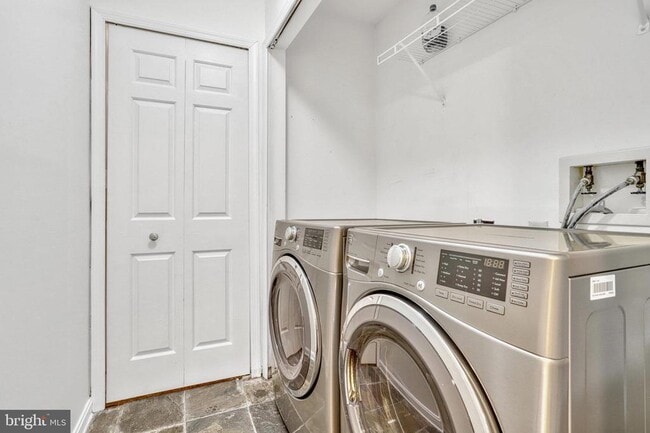 Building Photo - 7413 Salford Ct