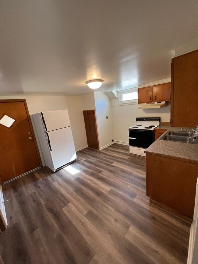 Building Photo - Remodeled 3 Bedroom 1 bathroom apartment