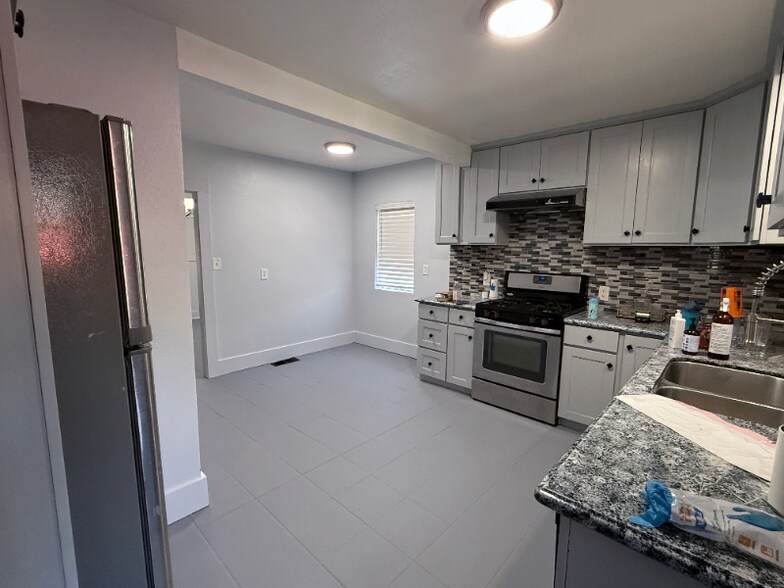 Building Photo - 4630 Melrose Ave