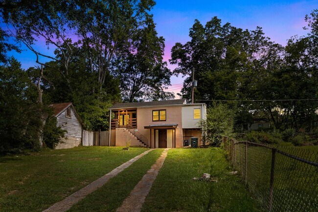 Primary Photo - Charming 3 Bedroom 2 Bathroom Home