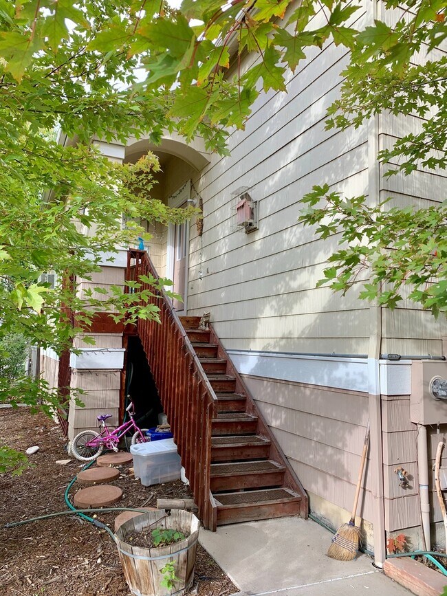 Building Photo - Spacious Rowhouse on Cul-de-sac in SW Longmont for Lease!