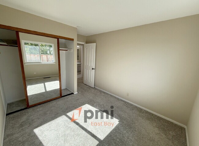 Building Photo - Well-Maintained 4-Bedroom Home in Prime Va...