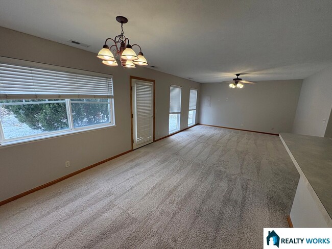 Building Photo - 3 bedroom townhome - SE Lincoln