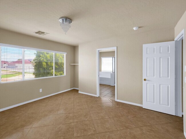 Building Photo - stunning 4-bedroom, 2-bathroom home
