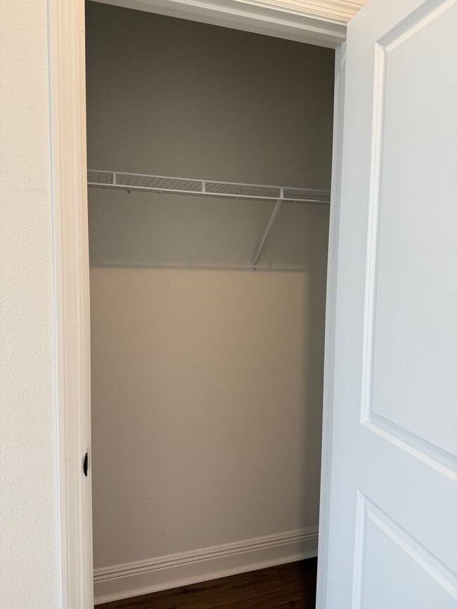 Building Photo - Beautiful 4 bedroom Home