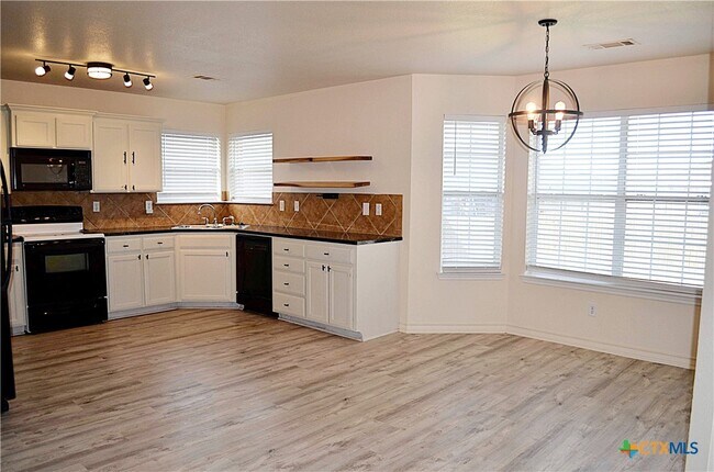 Building Photo - 2105 Merle Dr