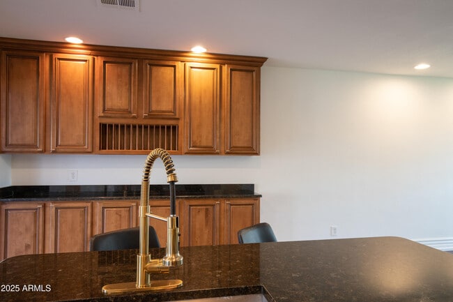 Building Photo - 2532 E Highland Ave