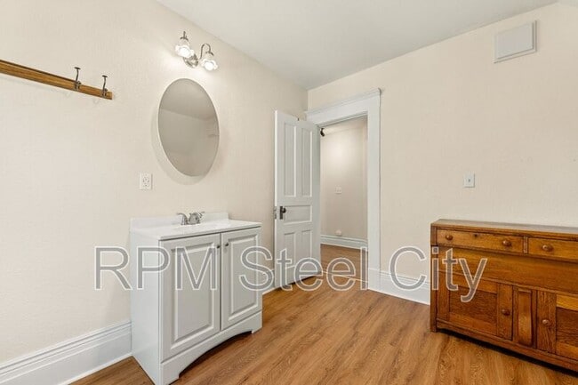 Building Photo - 2125 N Grand Ave