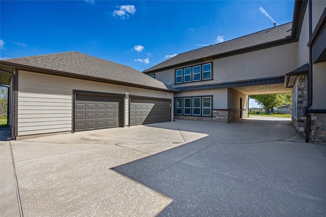 Building Photo - 15015 House Rd