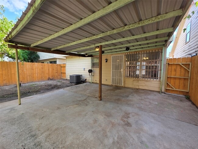 Building Photo - 7050 Inwood Park Dr