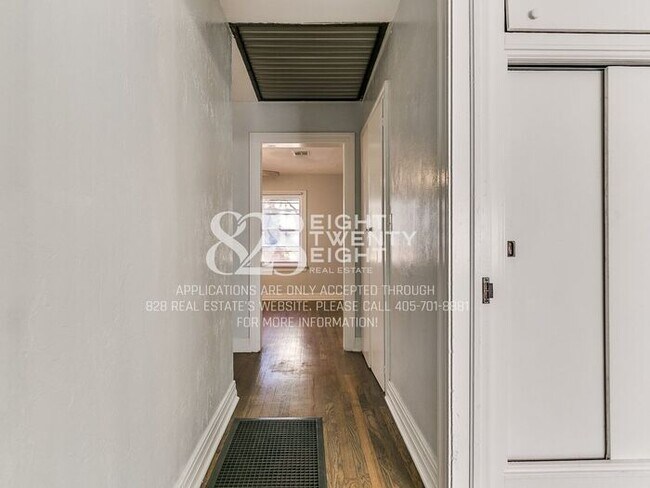 Building Photo - *AVAILABLE NOW!* 2 Bed/2 Bath Duplex Close to Campus Corner!