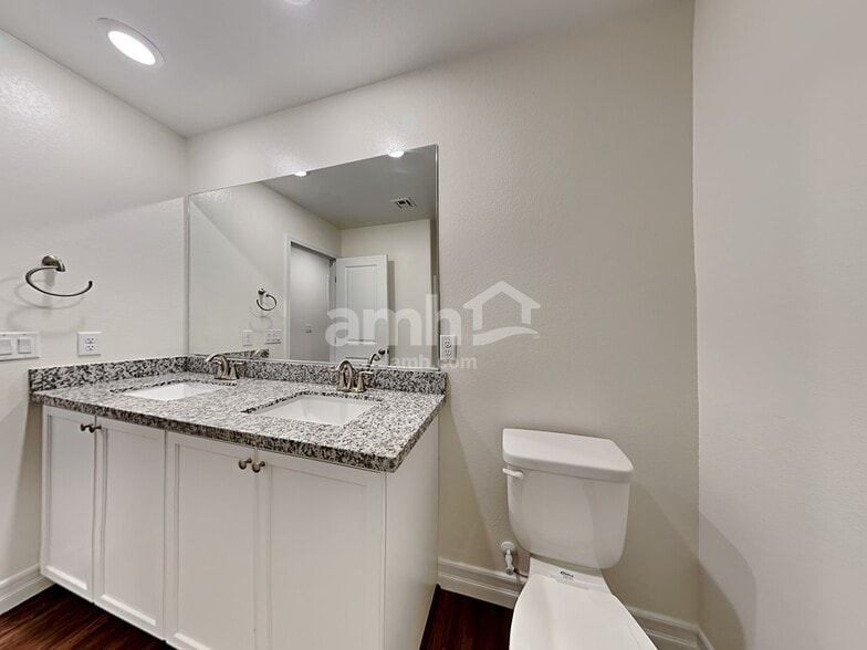 Building Photo - 5803 Petronius St