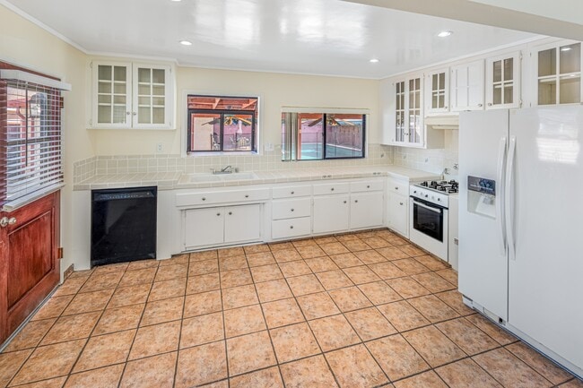 Building Photo - 1618 S Meeker Ave