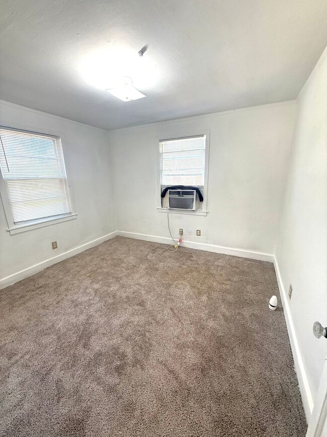 Building Photo - ** 2 Bed 1 Bath located in Highland Garden...