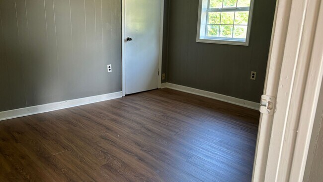 Building Photo - Small House in Country Setting