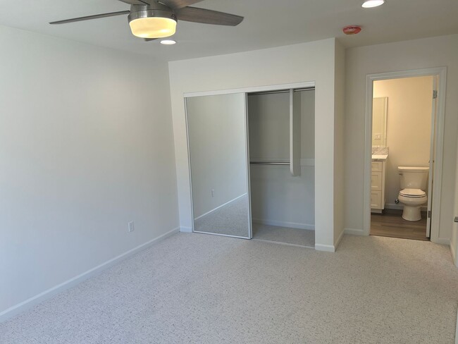 Building Photo - Spacious Newly Remodeled Townhome in Bonsa...