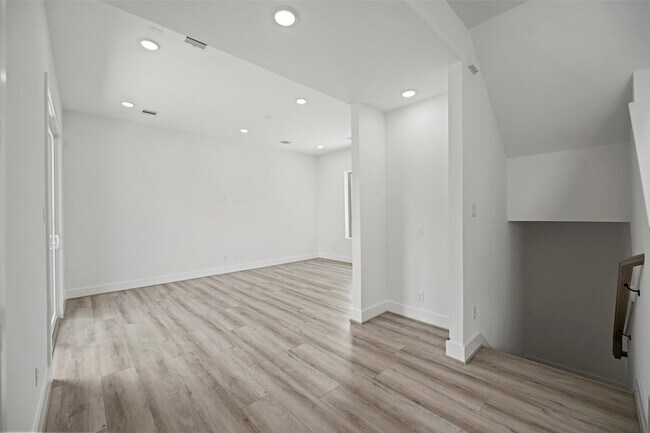 Building Photo - 870 W Little York Rd
