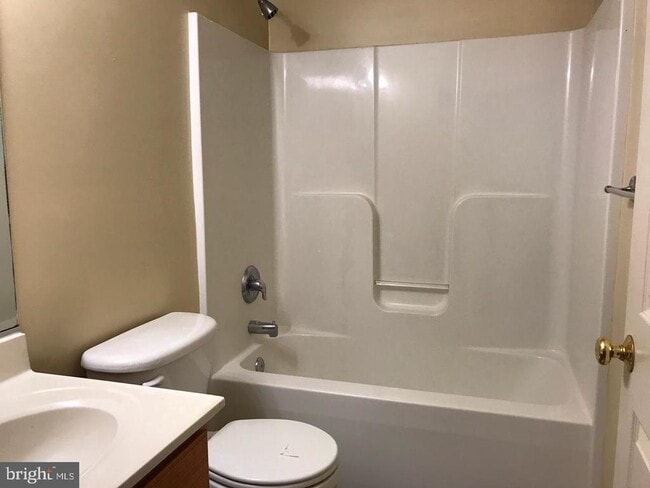 Building Photo - 711 Yorktown Blvd