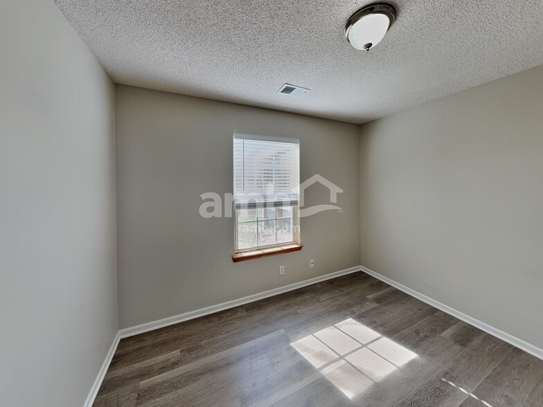 Building Photo - 1015 Bristol Dr