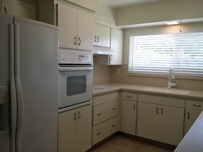 Building Photo - Almost 2000 SF home near Fresno State