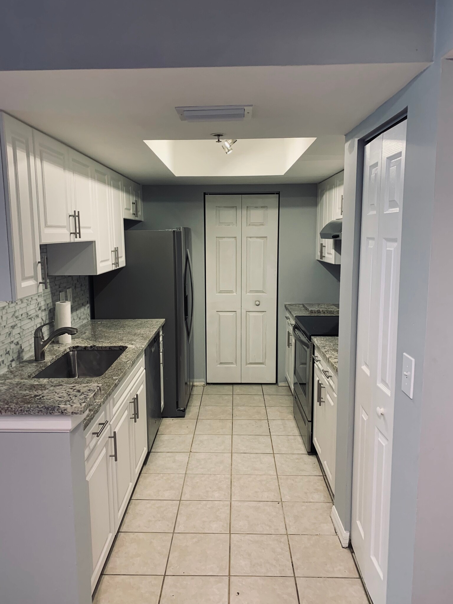 Kitchen - 900 Crestwood Ct S