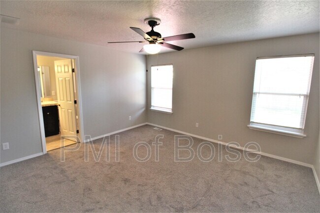 Building Photo - 3300 N Elmstone Ave