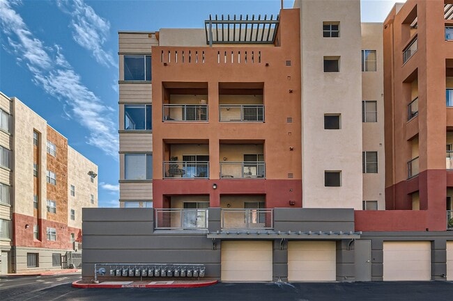Building Photo - 2 Bedroom Mid-Rise Condo at PARK AVENUE!