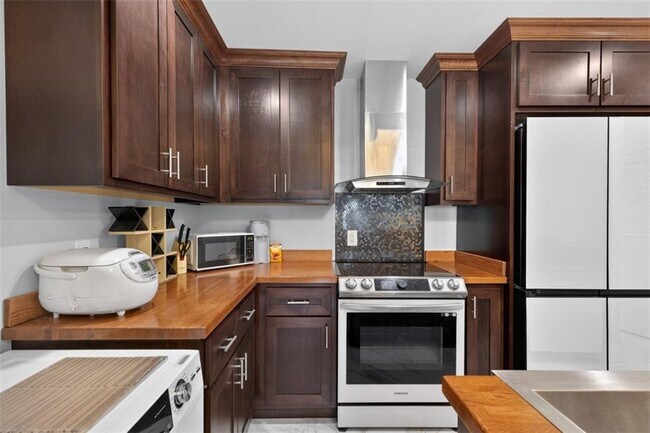 Building Photo - 1074 Peachtree Walk NE