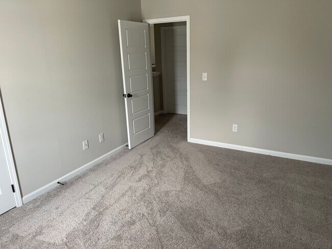 Building Photo - Spacious, Stylish, and Ready for You!