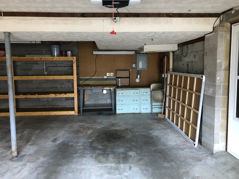 Building Photo - 10205 T Cir