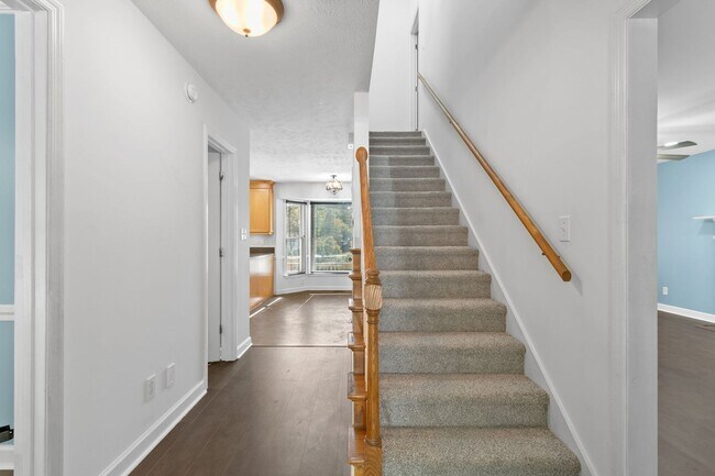Building Photo - Beautiful 4 Bedroom/ 2 Story Home