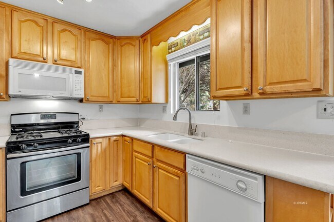 Building Photo - Mountain Lodge Home 1 Mile Away from the C...