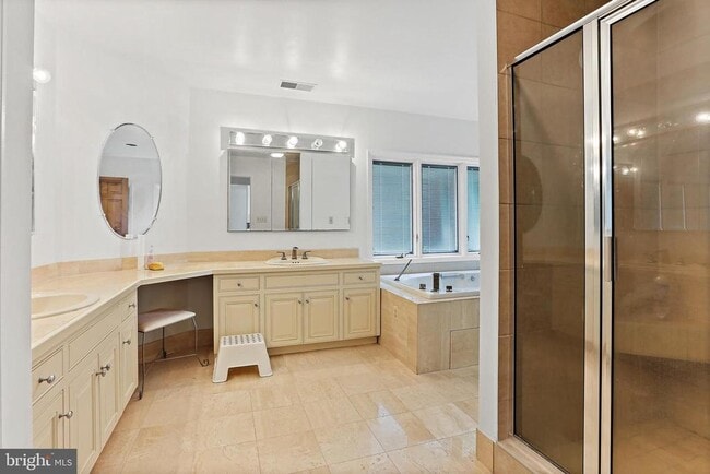 Building Photo - 12624 Golden Oak Dr