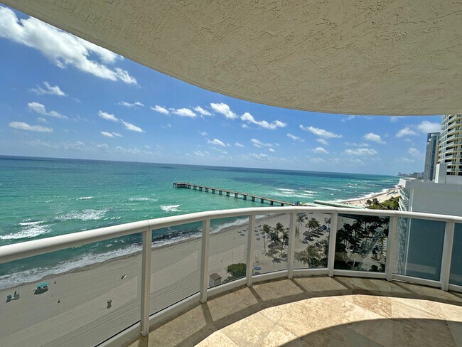 Building Photo - Stunning furnished 3-bedroom, 3-bathroom c...
