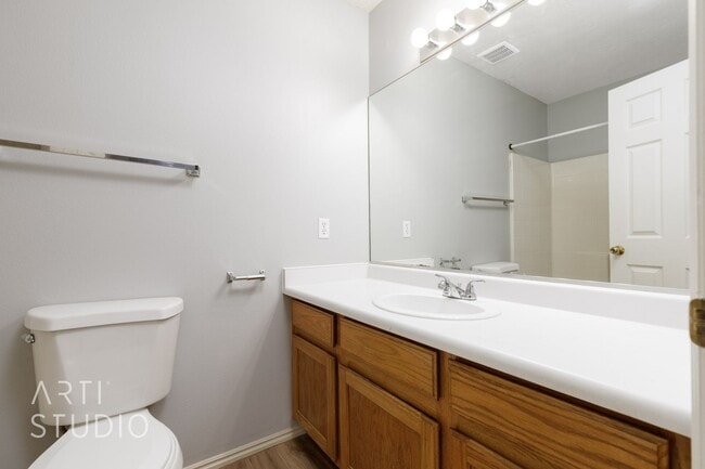 Building Photo - 3 Bedroom, 2 Bathroom Home in the Red Clif...