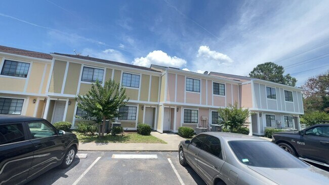 Building Photo - 2BR/2.5BA Townhome