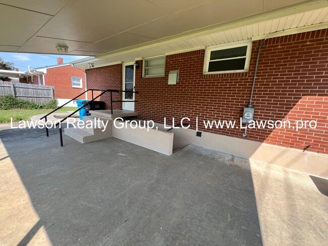 Building Photo - Pristine Brick Ranch with Covered Back Patio!