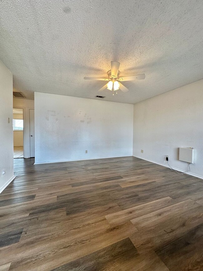 Building Photo - Now Available - 2-Bed 2-Bath Duplex in Gre...