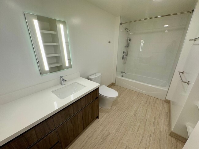 Building Photo - Brand new, high floor unit w/ 1 parking st...