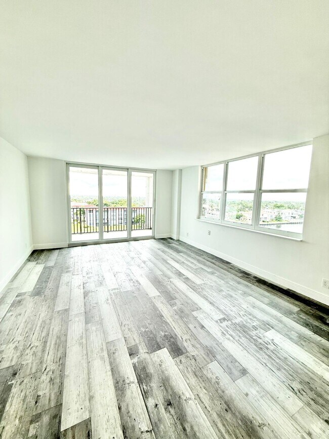 Building Photo - 1150 Hillsboro Mile
