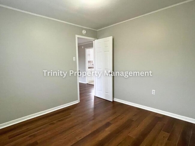 Building Photo - 2010 1/2 Hamill Ave