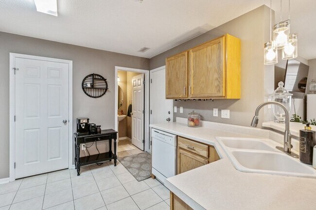 Building Photo - CHARMING HOME WITH EXCELLENT LOCATION!!  2 Bedroom, 1.5 Bathroom Townhome in West Des Moines!