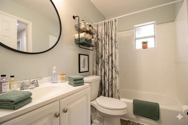 Building Photo - 3826 NW 14th Pl