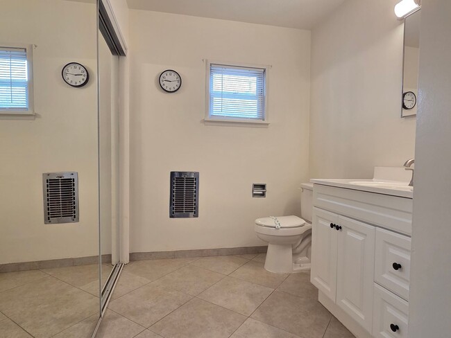 Building Photo - Charming 1-Bedroom Retreat!