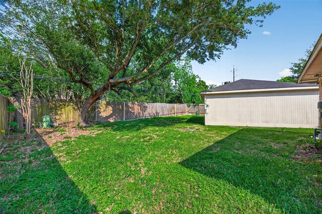 Building Photo - 22206 Red River Dr